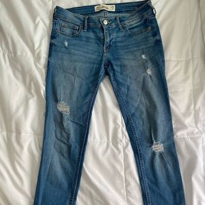 Hollister distressed jeans SIZE 3R